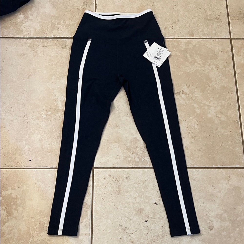 Beyond yoga navy blue space dye with white piping size medium new with tags